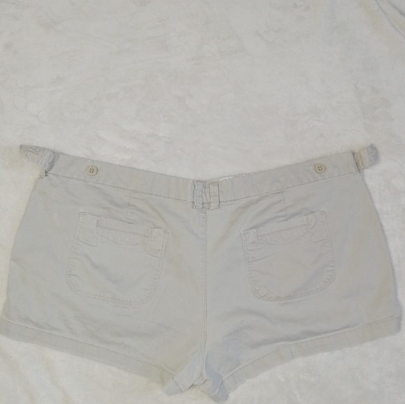 Arizona EUC Cream Khaki 2.5" Inseam Shorts JRs 17 - Picture 3 of 12